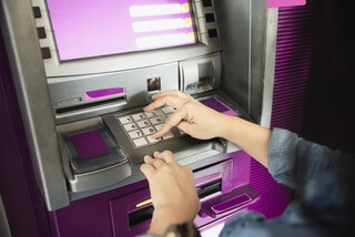 Un banco deberá indemnizar a una mujer por el robo que sufrió en un cajero automático